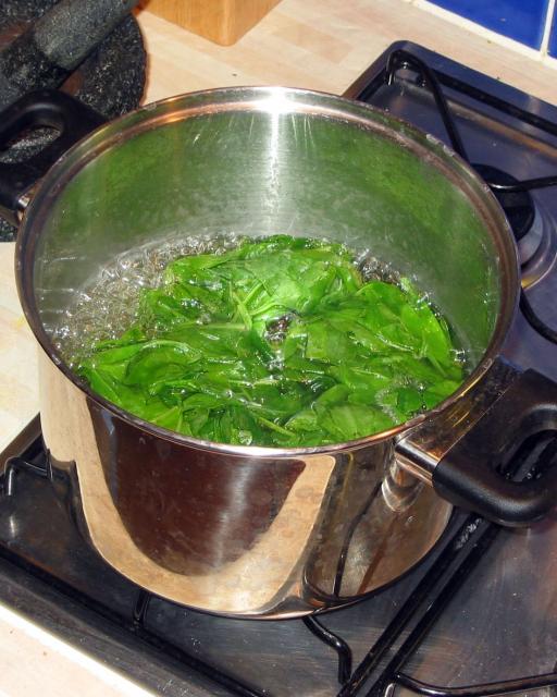 Spinach Pasta: Parboiling spinach
